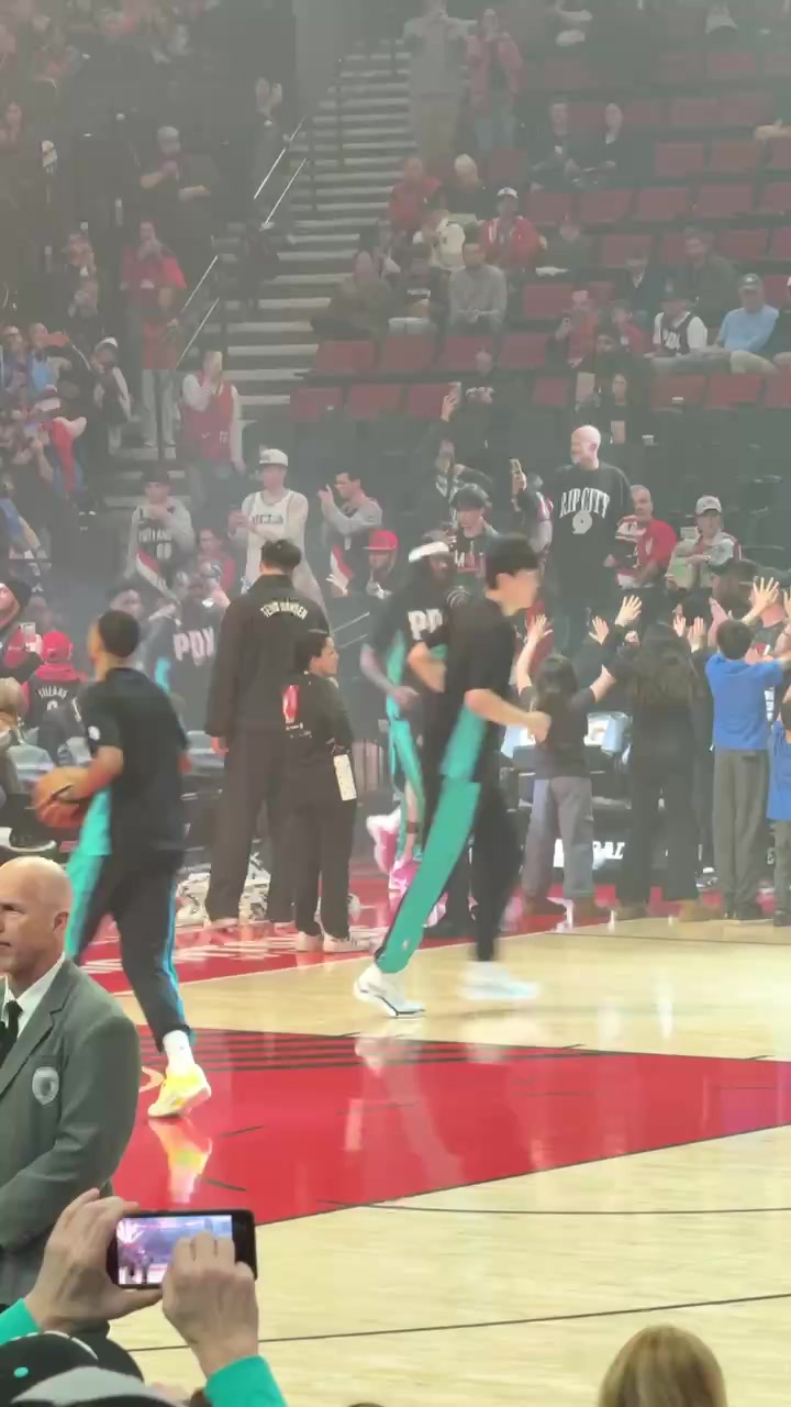杨瀚森赛前热身训练今